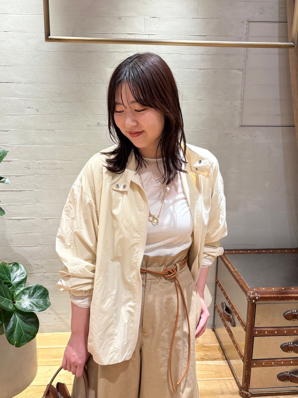 ホワイト系のTシャツ/カットソー、イエロー系のベルトを着用したレディースの冬コーディネートの4枚目の写真