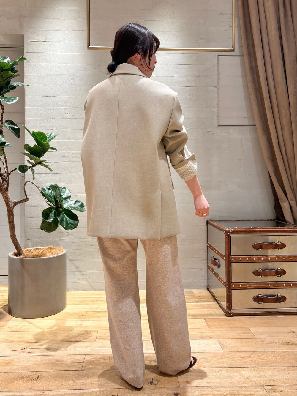 ベージュ系のテーラードジャケット、ベージュ系のその他パンツ、ホワイト系のTシャツ/カットソーを着用したレディースの冬コーディネートの3枚目の写真
