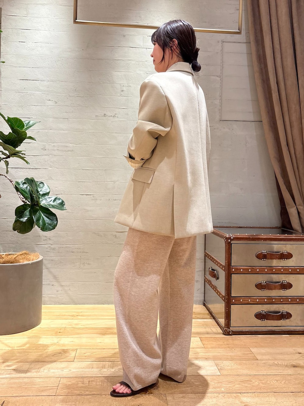 ベージュ系のテーラードジャケット、ベージュ系のその他パンツ、ホワイト系のTシャツ/カットソーを着用したレディースの冬コーディネートの2枚目の写真