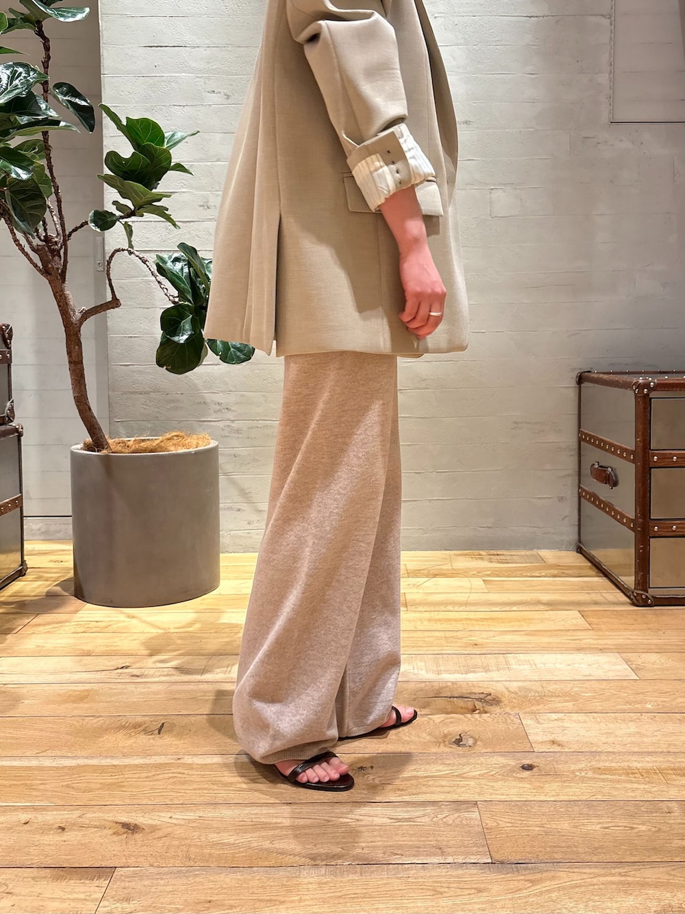 ベージュ系のテーラードジャケット、ベージュ系のその他パンツ、ホワイト系のTシャツ/カットソーを着用したレディースの冬コーディネートの8枚目の写真