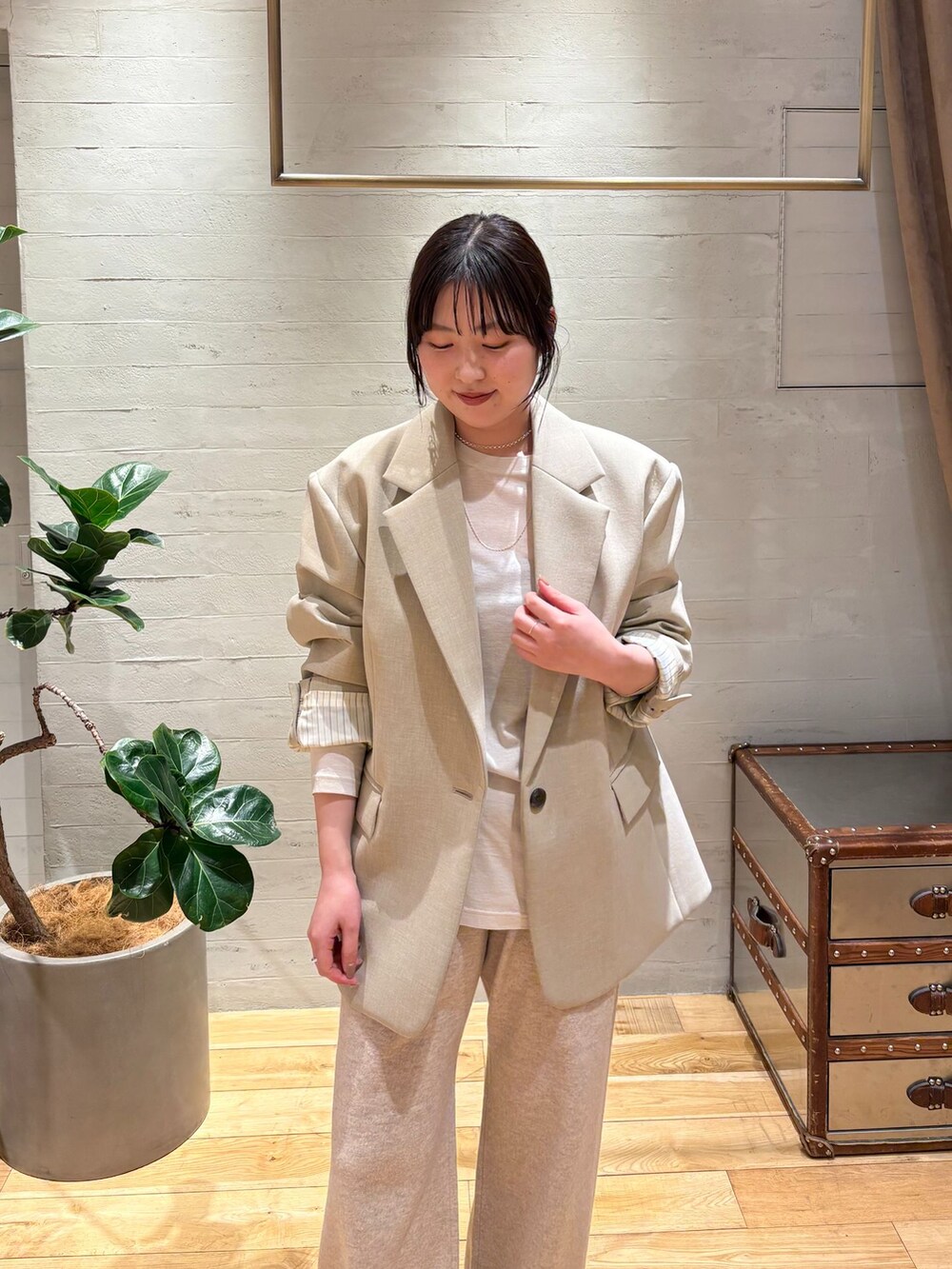 ベージュ系のテーラードジャケット、ベージュ系のその他パンツ、ホワイト系のTシャツ/カットソーを着用したレディースの冬コーディネートの4枚目の写真