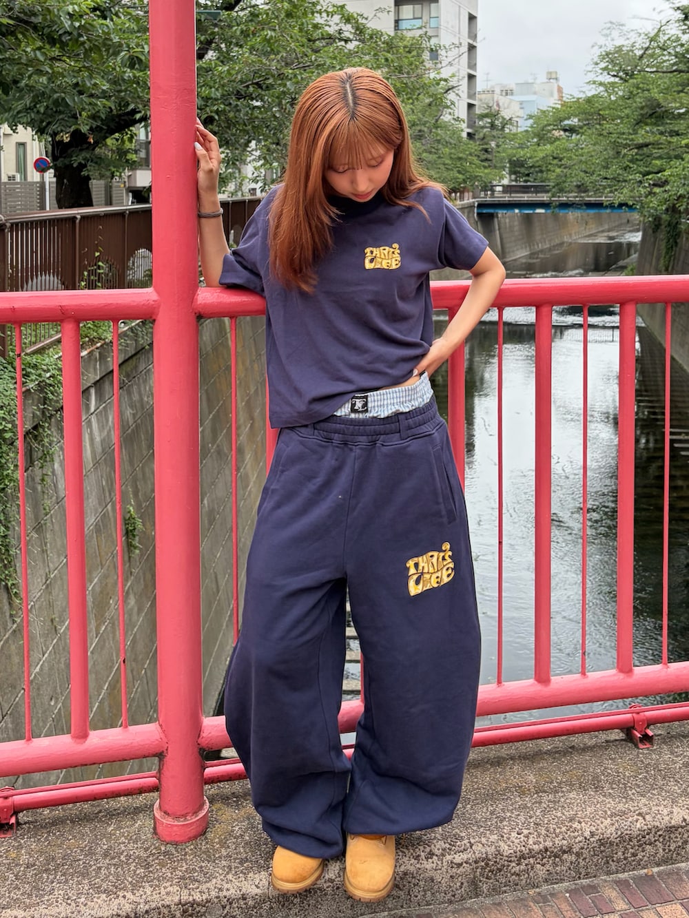 ブルー系のTシャツ/カットソー、ブルー系のスウェットパンツ、イエロー系のブーツを着用したレディースの夏コーディネートの3枚目の写真