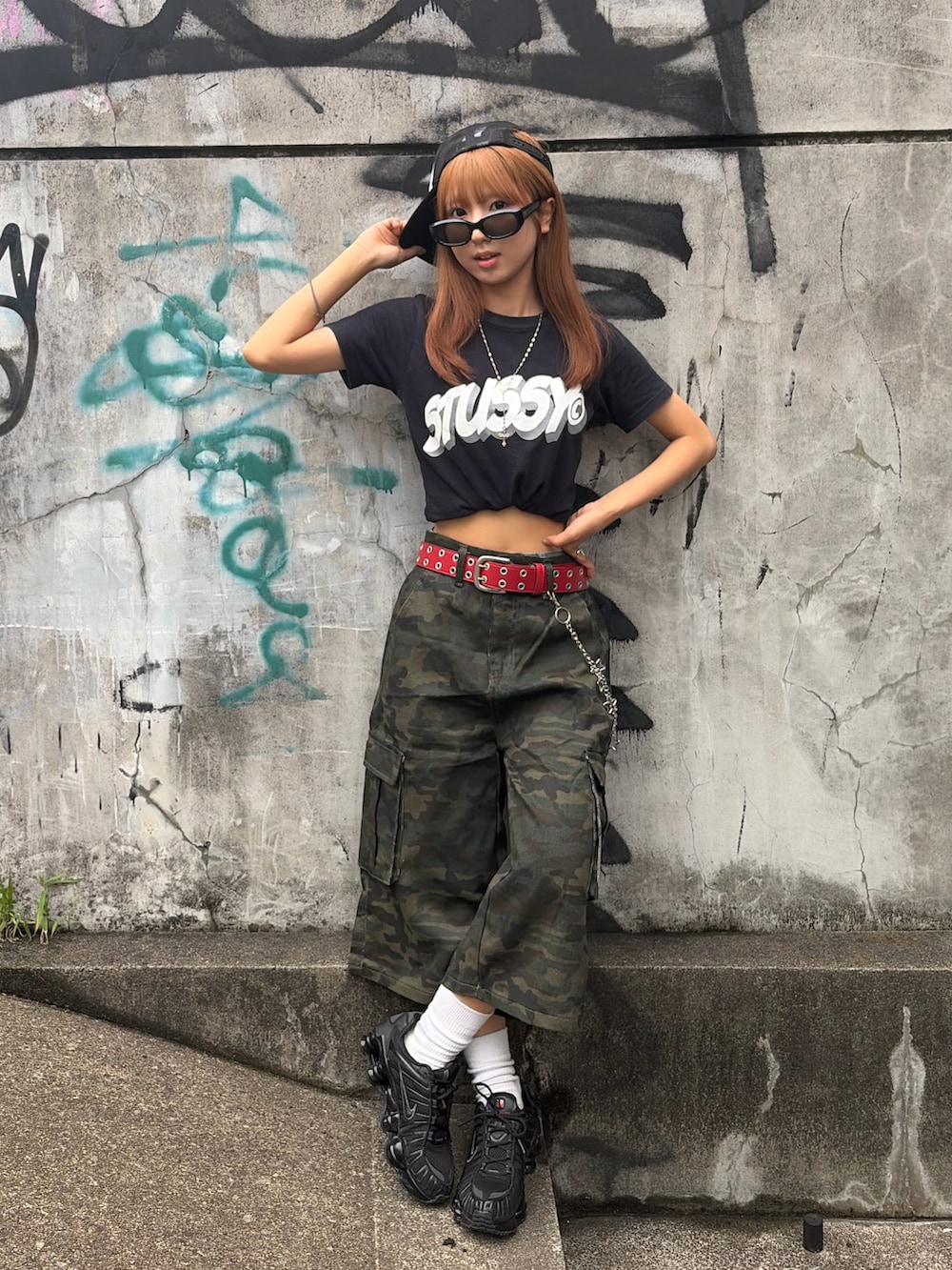 ブラック系のTシャツ/カットソー、グリーン系のカーゴパンツ、ブラック系のスニーカーを着用したレディースの夏コーディネートの2枚目の写真