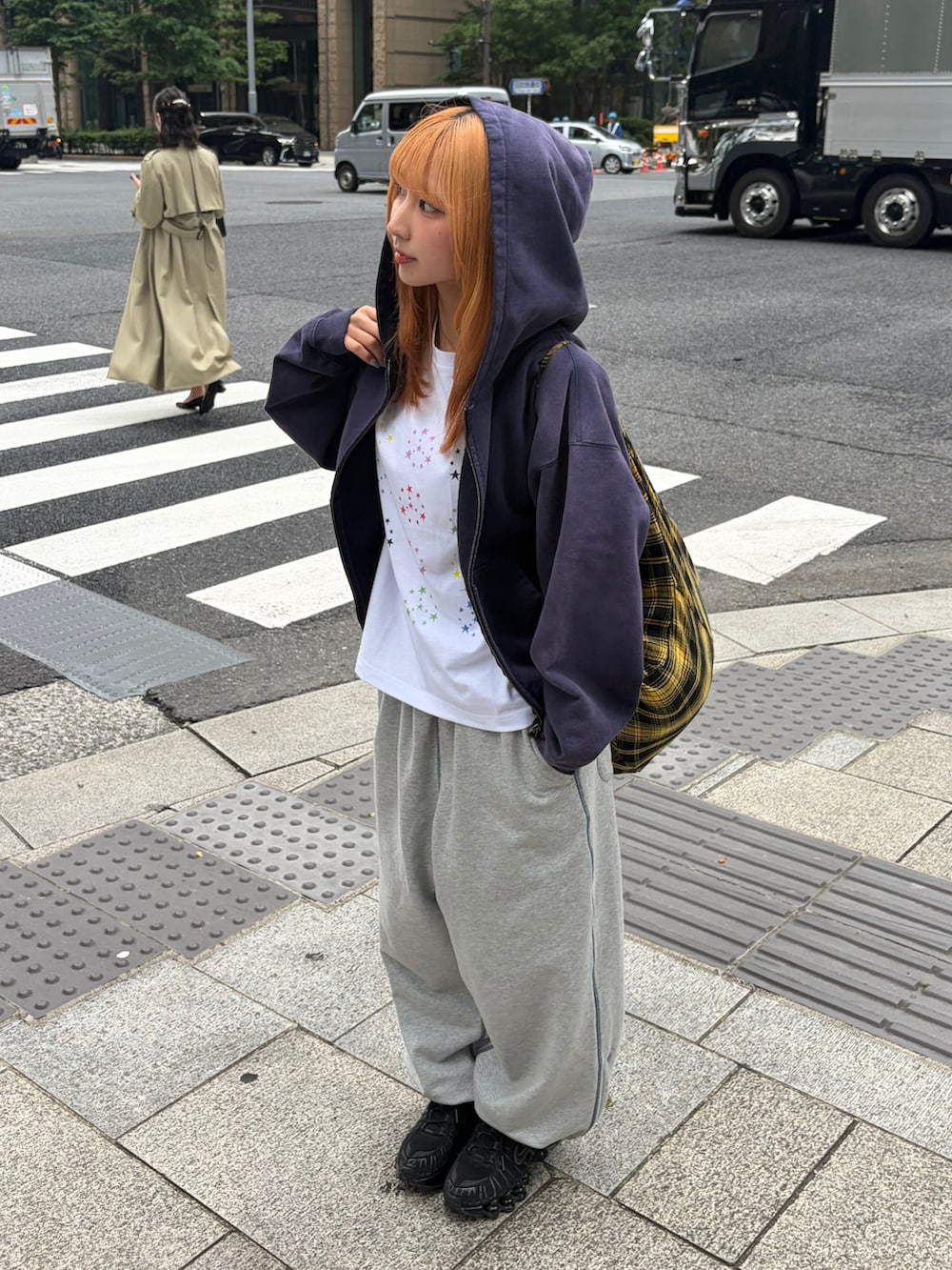 ブラック系のスニーカー、ホワイト系のTシャツ/カットソー、ブルー系のパーカーを着用したレディースの春コーディネートの2枚目の写真