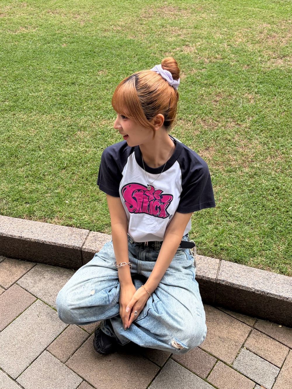 ブルー系のデニムパンツ、ブラック系のスニーカーを着用したレディースの夏コーディネートの3枚目の写真