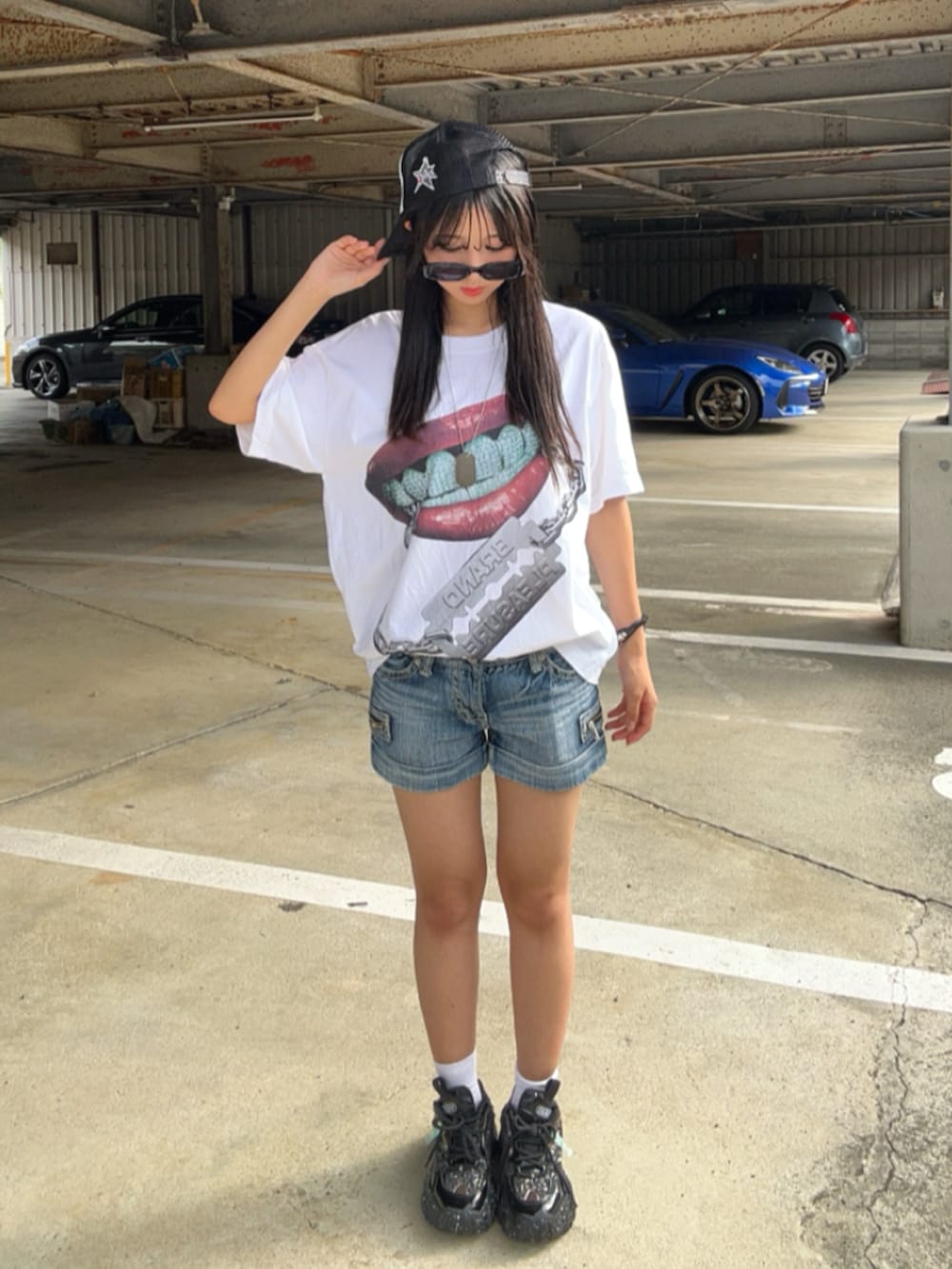 ホワイト系のTシャツ/カットソー、ブルー系のデニムパンツ、ブラック系のシューズを着用したレディースの春コーディネートの2枚目の写真