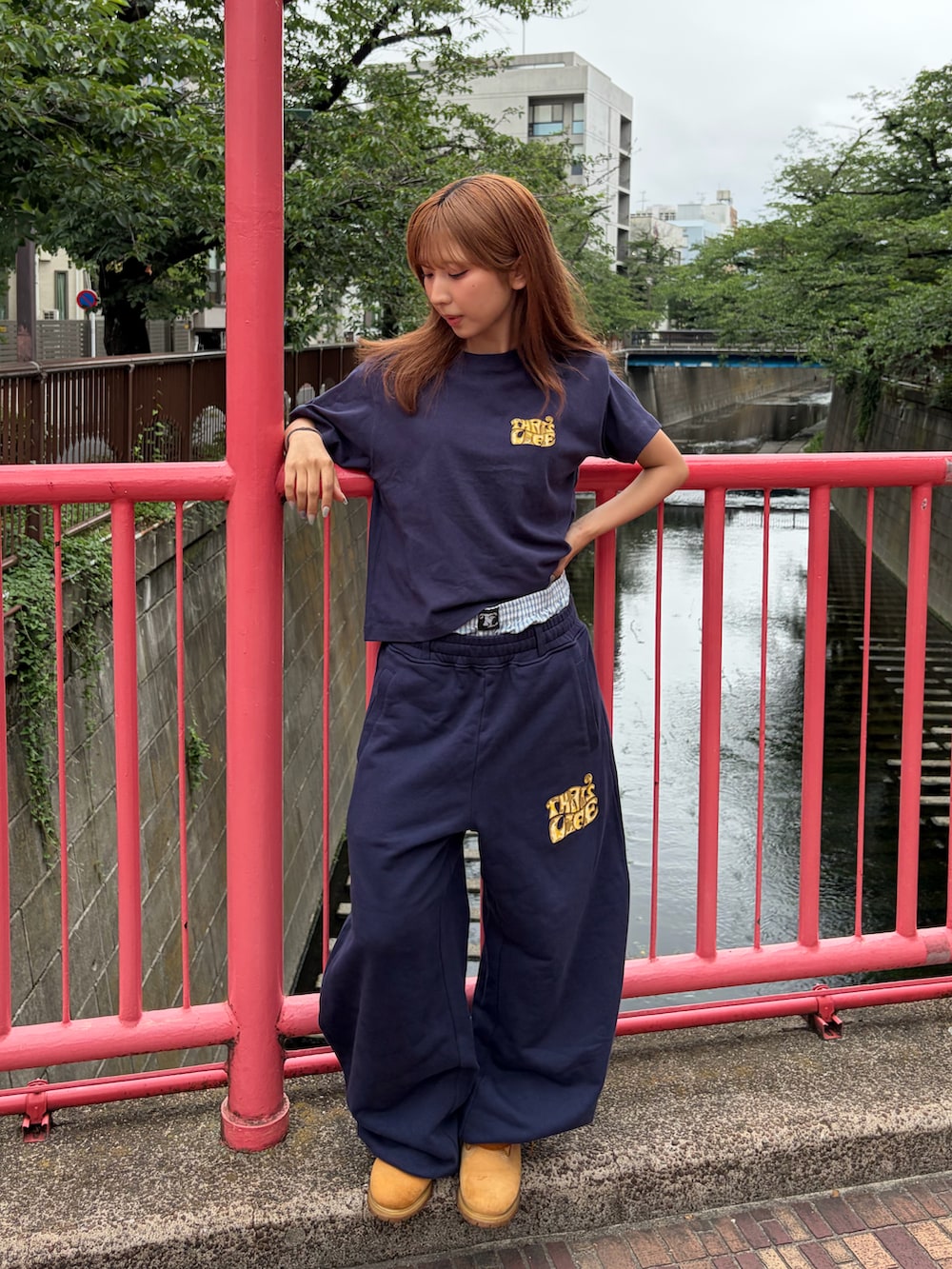 ブルー系のTシャツ/カットソー、ブルー系のスウェットパンツ、イエロー系のブーツを着用したレディースの夏コーディネートの2枚目の写真
