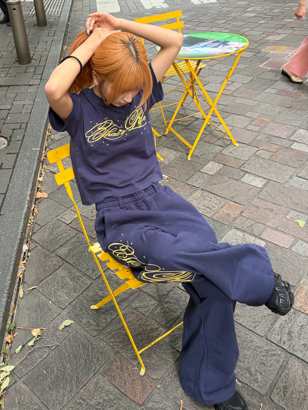 ブルー系のTシャツ/カットソー、ブルー系のスウェットパンツ、ブラック系のスニーカーを着用したレディースの春コーディネートの3枚目の写真