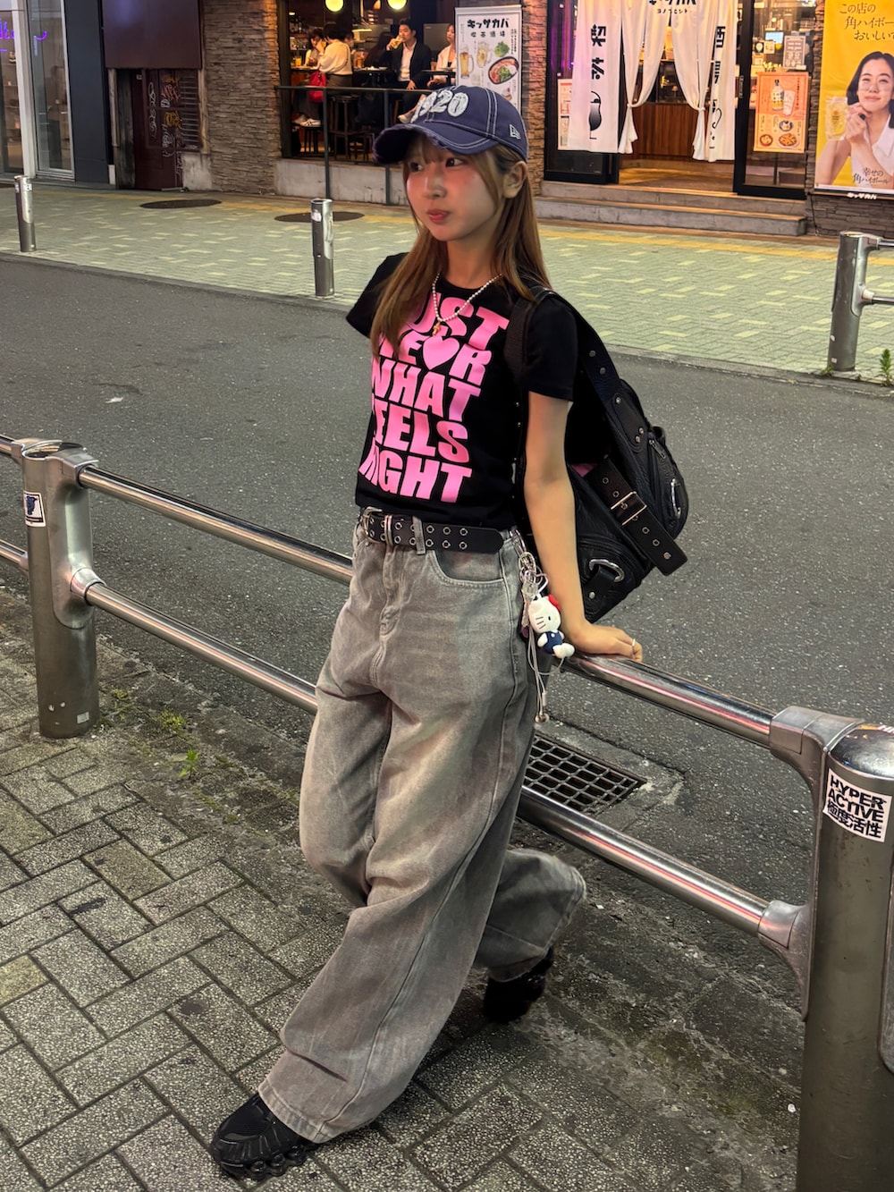 ブラック系のTシャツ/カットソー、ブラック系のショルダーバッグ、グレー系のデニムパンツを着用したレディースの夏コーディネートの4枚目の写真