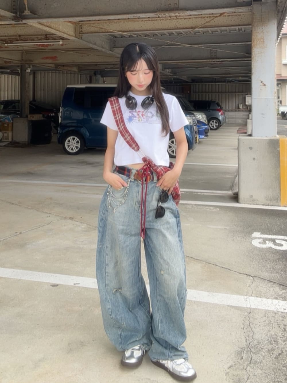 ホワイト系のTシャツ/カットソー、レッド系のショルダーバッグ、ブルー系のデニムパンツを着用したレディースの春コーディネートの2枚目の写真