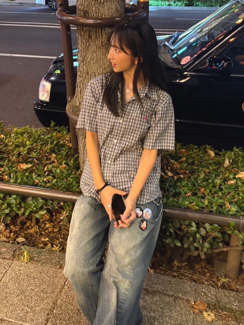 ブラック系のシャツ/ブラウス、ブルー系のデニムパンツ、ブラウン系のブーツを着用したレディースの春コーディネートの3枚目の写真
