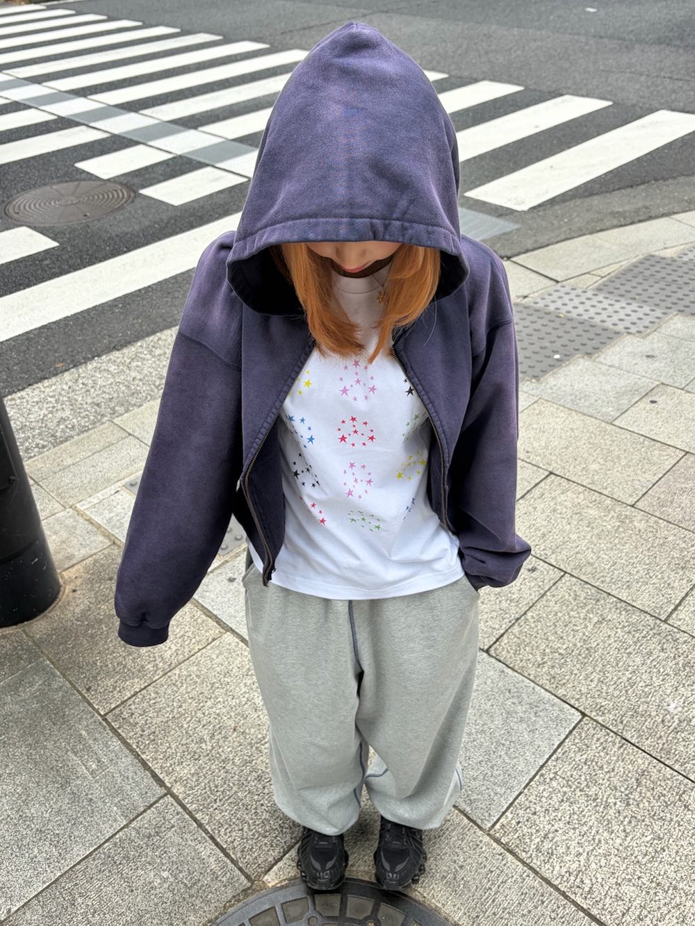 ブラック系のスニーカー、ホワイト系のTシャツ/カットソー、ブルー系のパーカーを着用したレディースの春コーディネートの3枚目の写真