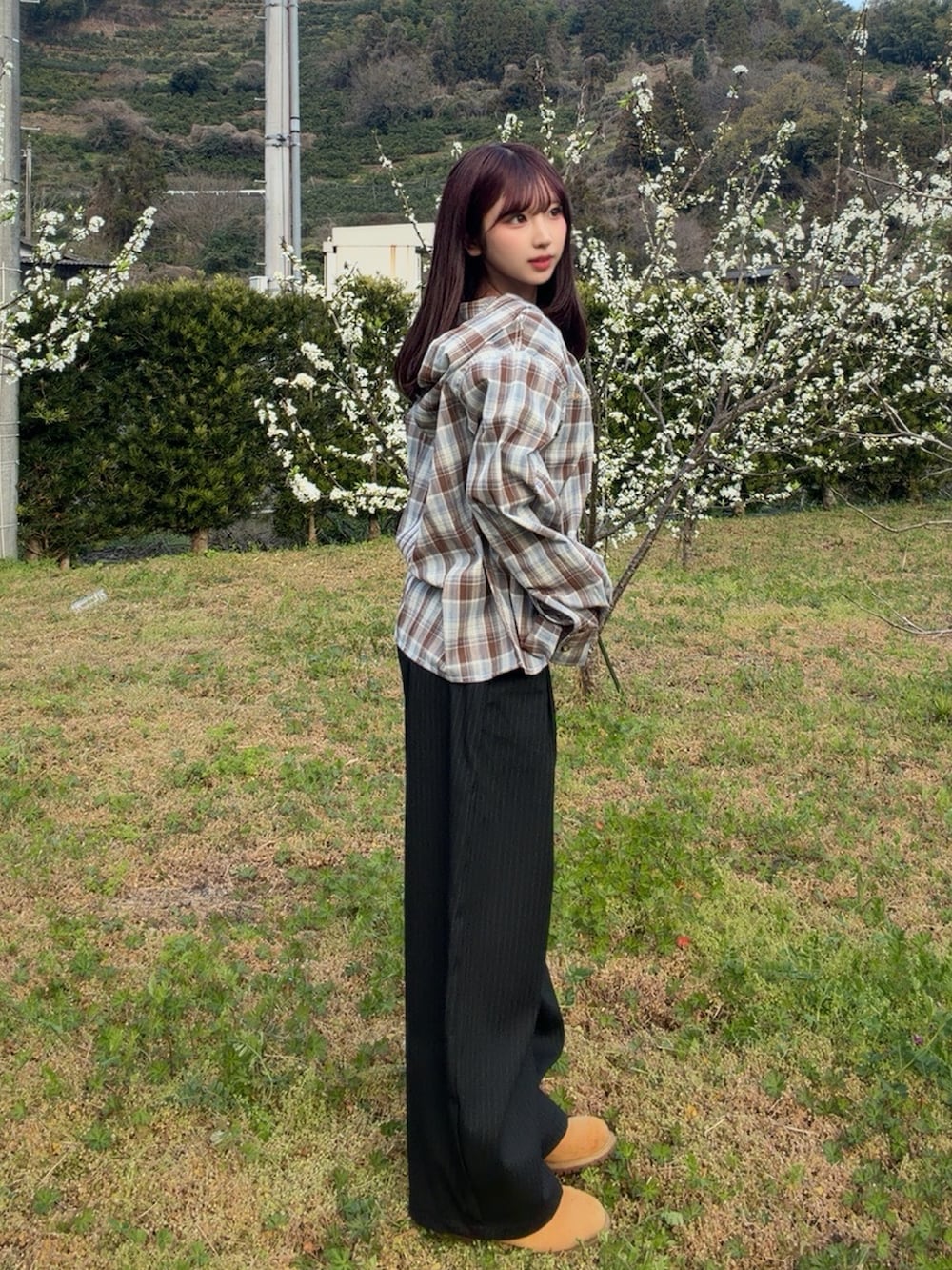 ブルー系のシャツ/ブラウス、ブラック系のスラックスを着用したレディースの春コーディネートの3枚目の写真