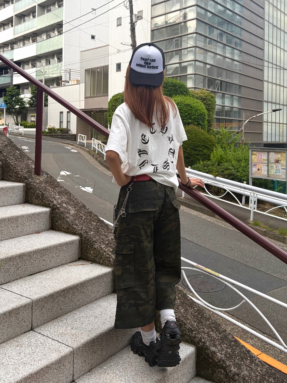 ホワイト系のTシャツ/カットソー、グリーン系のカーゴパンツ、ブラック系のスニーカーを着用したレディースの夏コーディネートの2枚目の写真