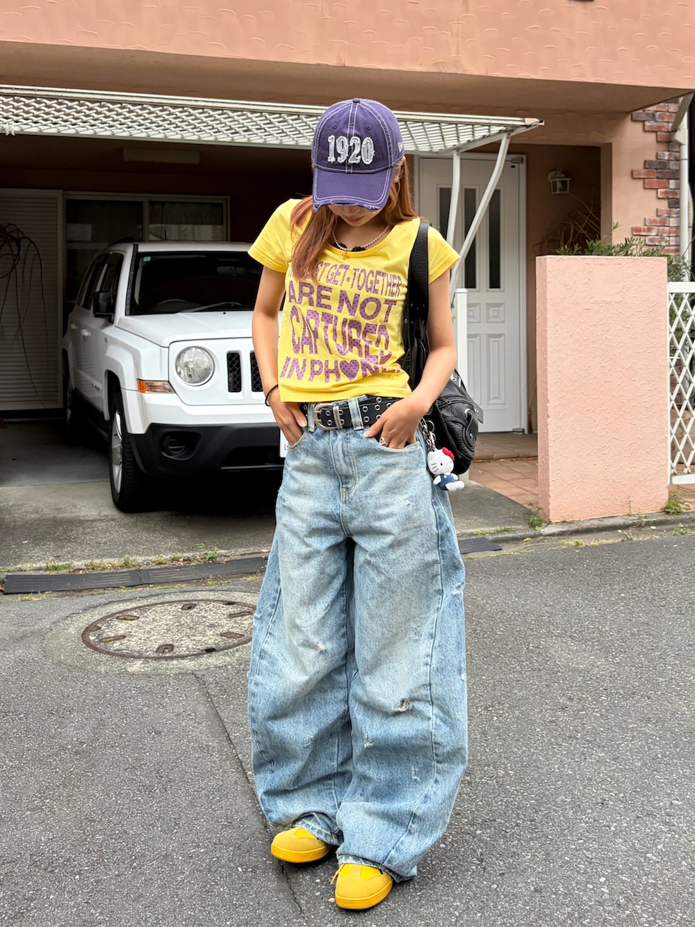 イエロー系のTシャツ/カットソー、ブルー系のデニムパンツ、イエロー系のスニーカーを着用したレディースの夏コーディネートの3枚目の写真