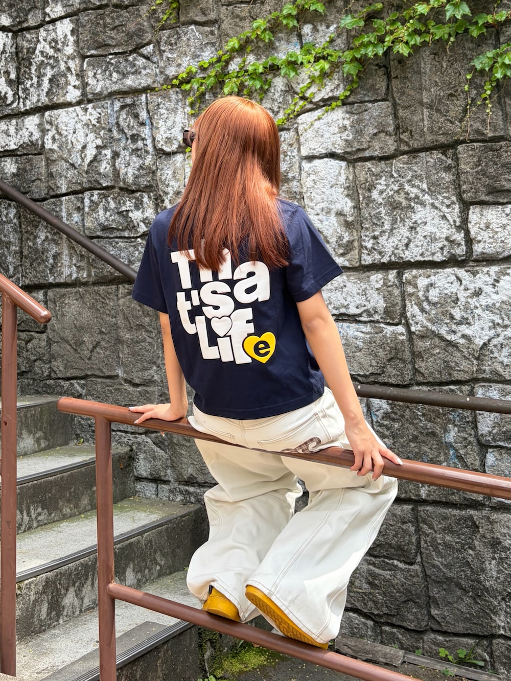 ブルー系のトップス、ホワイト系のデニムパンツ、イエロー系のスニーカーを着用したレディースの春コーディネートの3枚目の写真