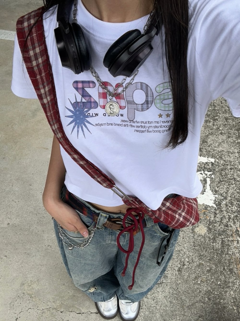 ホワイト系のTシャツ/カットソー、レッド系のショルダーバッグ、ブルー系のデニムパンツを着用したレディースの春コーディネートの4枚目の写真