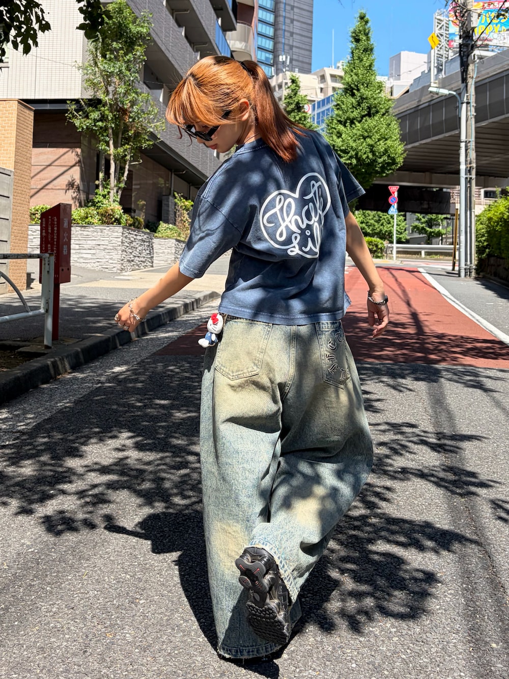 ブルー系のTシャツ/カットソー、ブルー系のデニムパンツ、ブラック系のスニーカーを着用したレディースの夏コーディネートの2枚目の写真