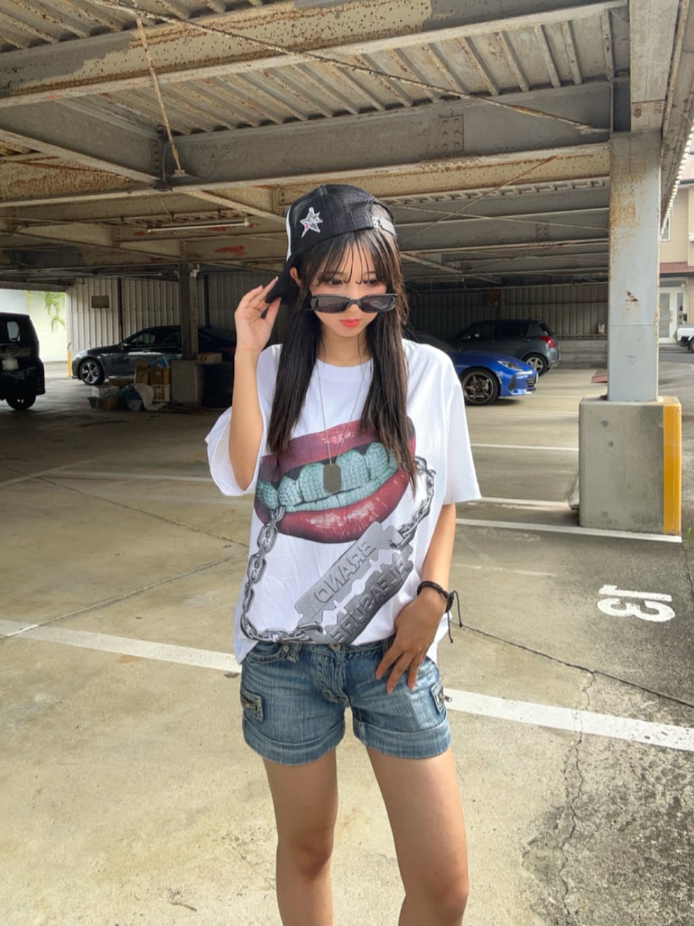ホワイト系のTシャツ/カットソー、ブルー系のデニムパンツ、ブラック系のシューズを着用したレディースの春コーディネートの3枚目の写真
