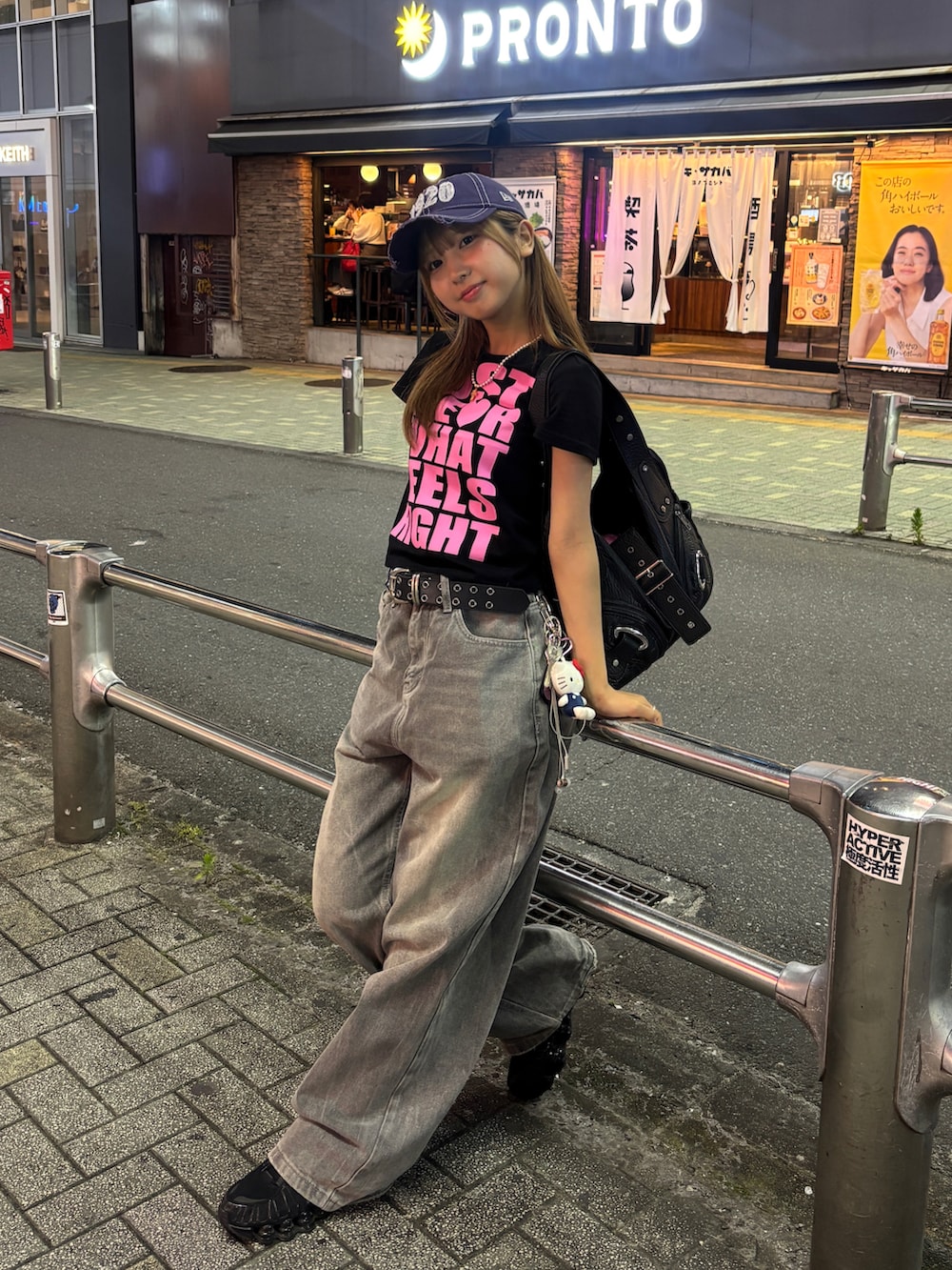 ブラック系のTシャツ/カットソー、ブラック系のショルダーバッグ、グレー系のデニムパンツを着用したレディースの夏コーディネートの3枚目の写真