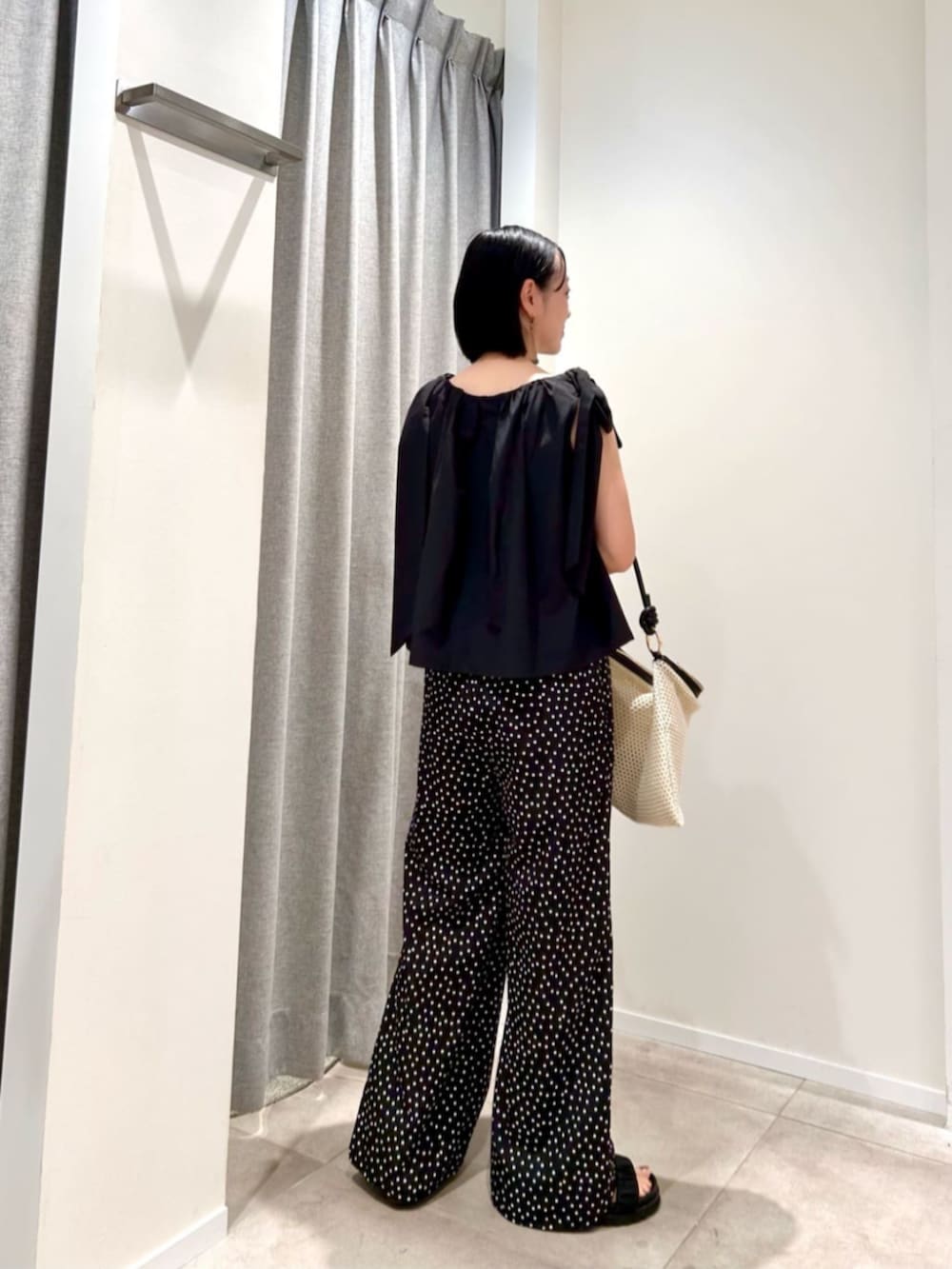 ホワイト系のショルダーバッグ、ブラック系のシャツ/ブラウス、ブラック系のその他パンツを着用したレディースの夏コーディネートの6枚目の写真