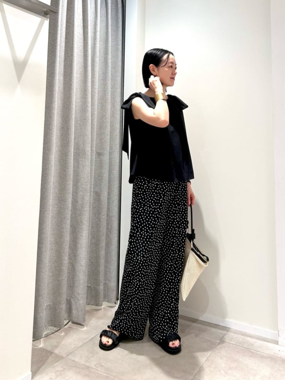 ホワイト系のショルダーバッグ、ブラック系のシャツ/ブラウス、ブラック系のその他パンツを着用したレディースの夏コーディネートの5枚目の写真