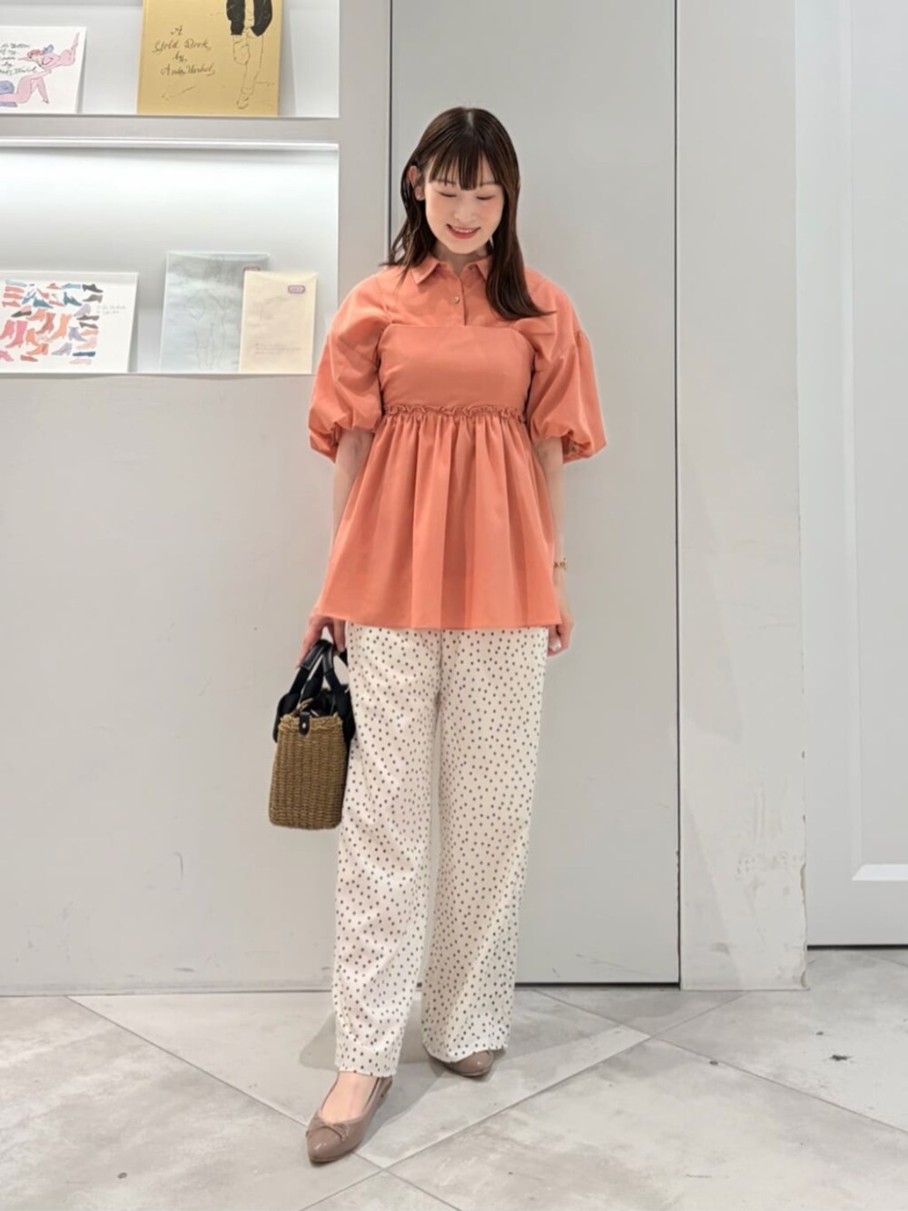 ホワイト系のその他パンツ、ブラック系のかごバッグ、オレンジ系のシャツ/ブラウスを着用したレディースの夏コーディネートの4枚目の写真