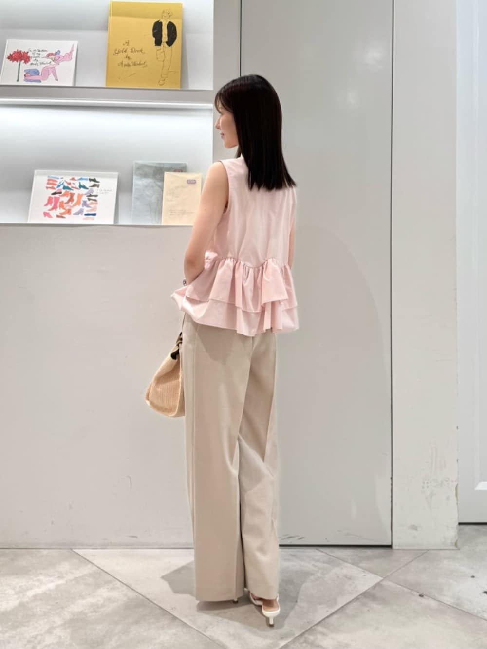 ピンク系のシャツ/ブラウス、ベージュ系のその他パンツ、ホワイト系のトートバッグを着用したレディースの夏コーディネートの5枚目の写真