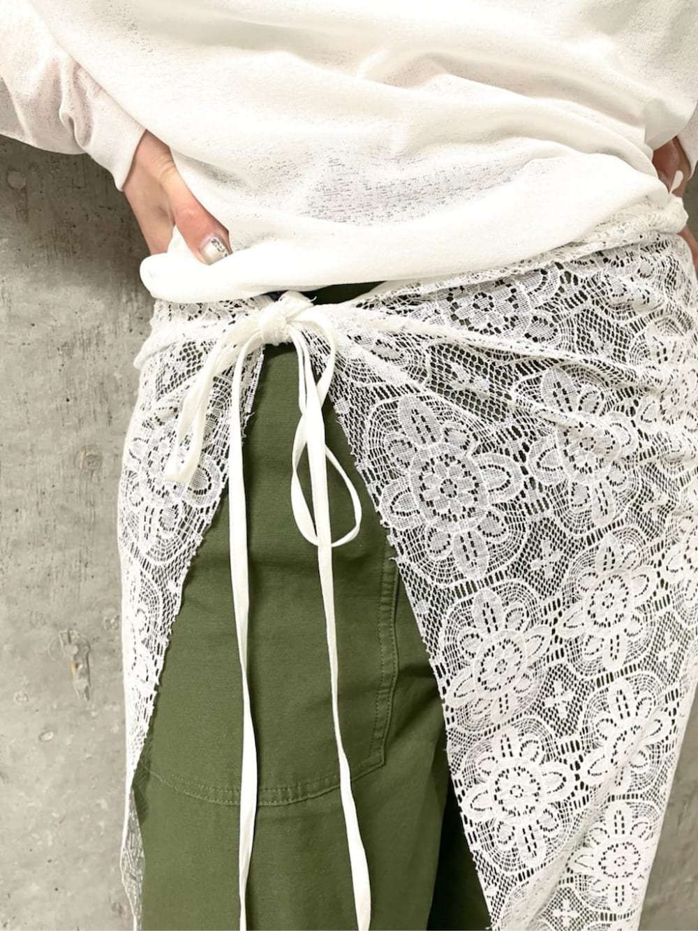 ホワイト系のスカート、グリーン系のその他パンツ、ホワイト系のTシャツ/カットソーを着用したレディースの春コーディネートの4枚目の写真