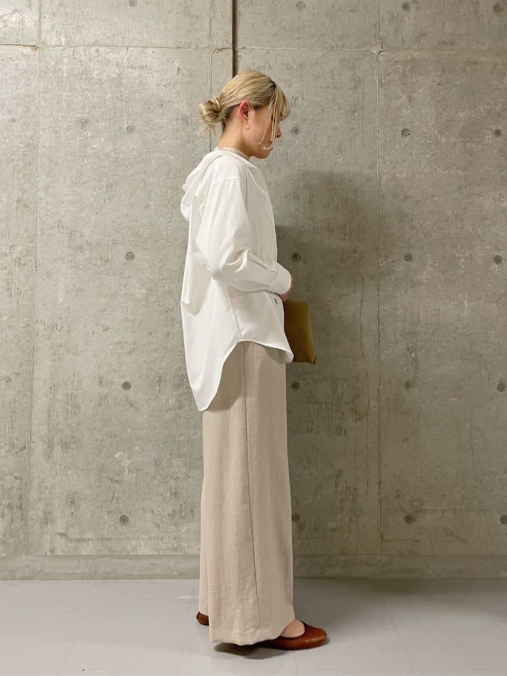 ホワイト系のニット/セーター、ホワイト系のブルゾン、ベージュ系のその他パンツを着用したレディースの春コーディネートの3枚目の写真