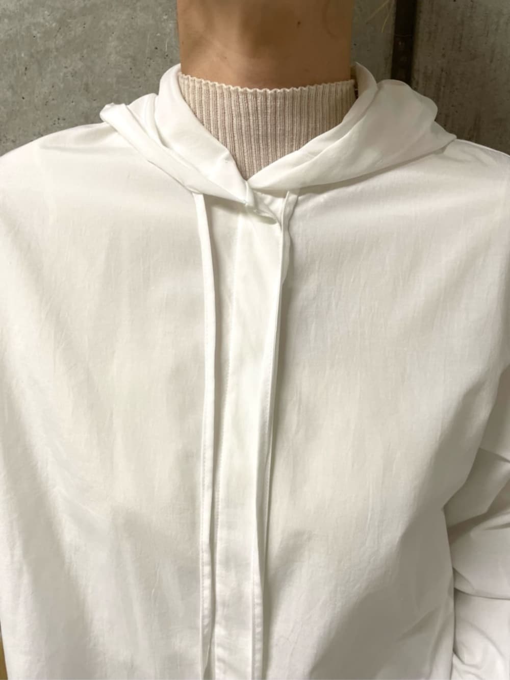 ホワイト系のニット/セーター、ホワイト系のブルゾン、ベージュ系のその他パンツを着用したレディースの春コーディネートの5枚目の写真