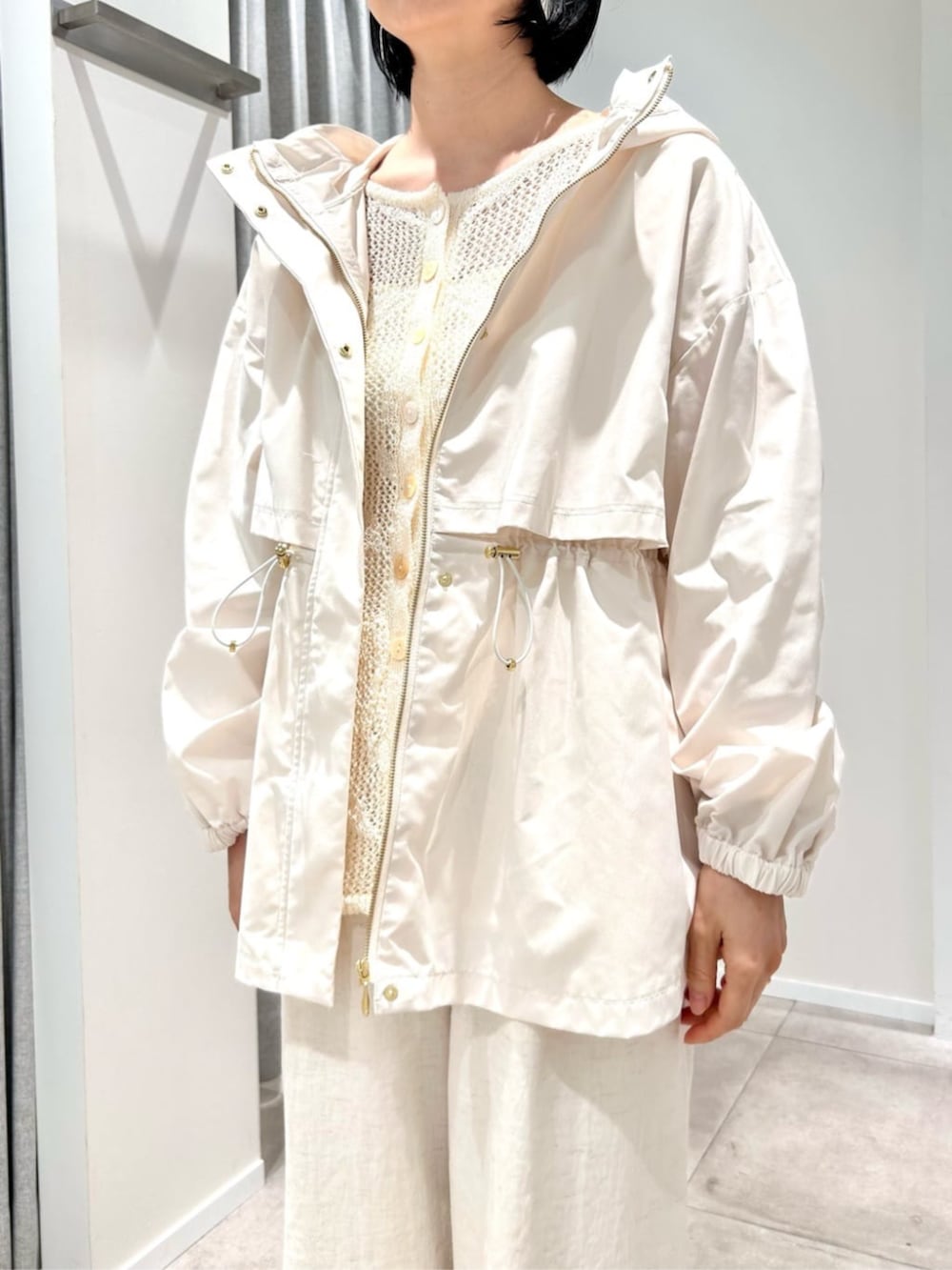 ホワイト系のブルゾン、ホワイト系のカーディガン/ボレロ、ホワイト系のその他パンツを着用したレディースの春コーディネートの8枚目の写真