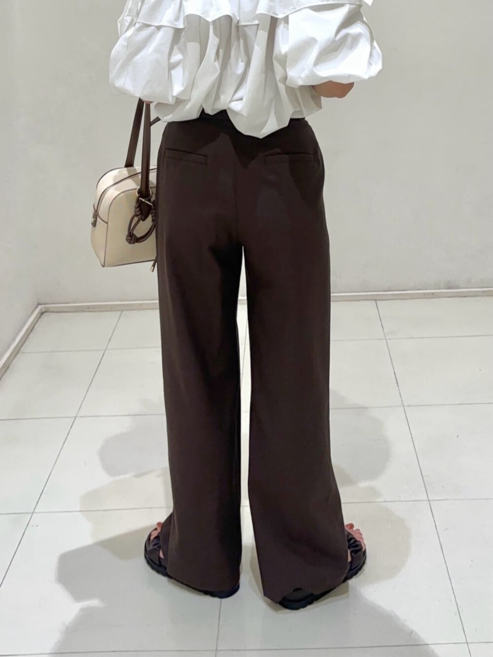 ホワイト系のシャツ/ブラウス、ブラウン系のその他パンツ、ホワイト系のボストンバッグを着用したレディースの夏コーディネートの10枚目の写真