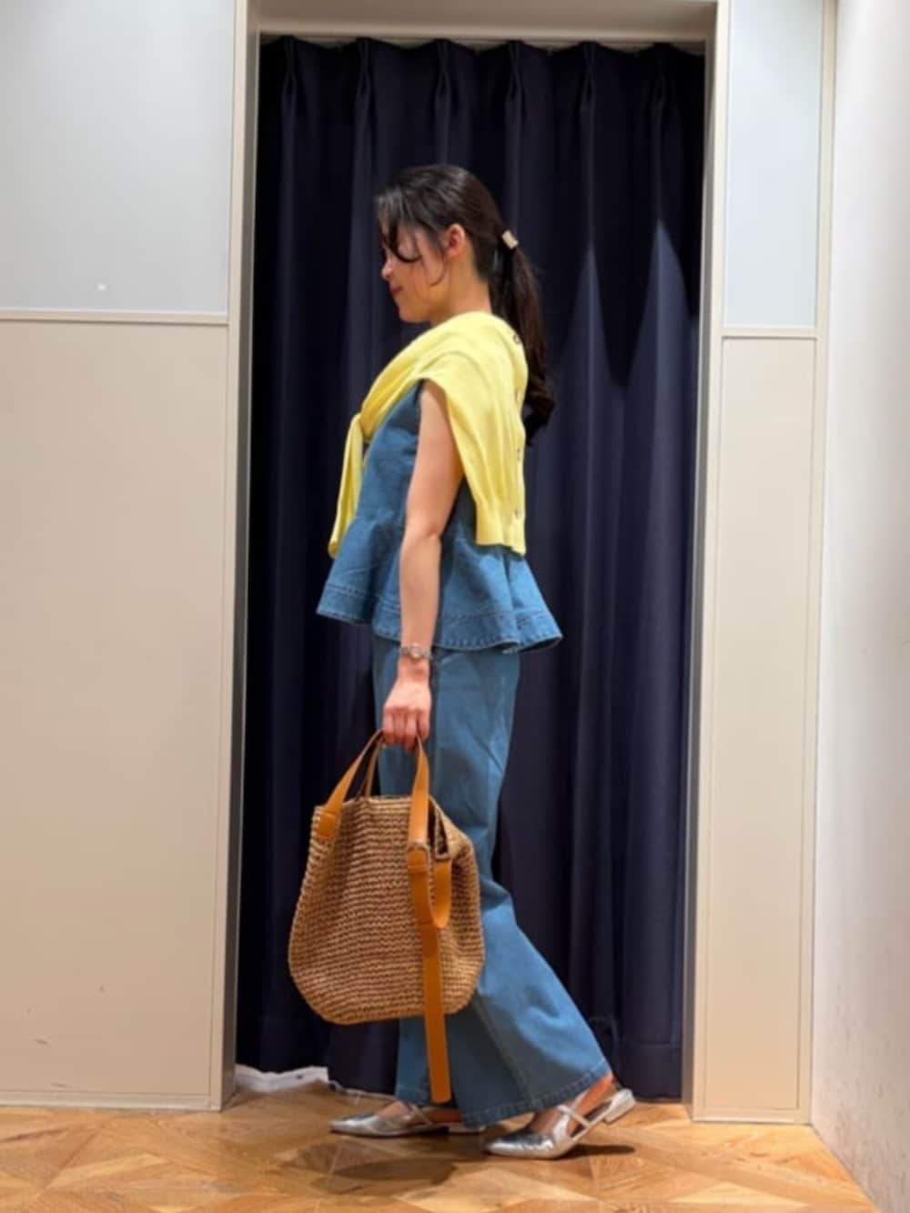 ブルー系のシャツ/ブラウス、ブルー系のデニムパンツ、イエロー系のカーディガン/ボレロを着用したレディースの春コーディネートの2枚目の写真