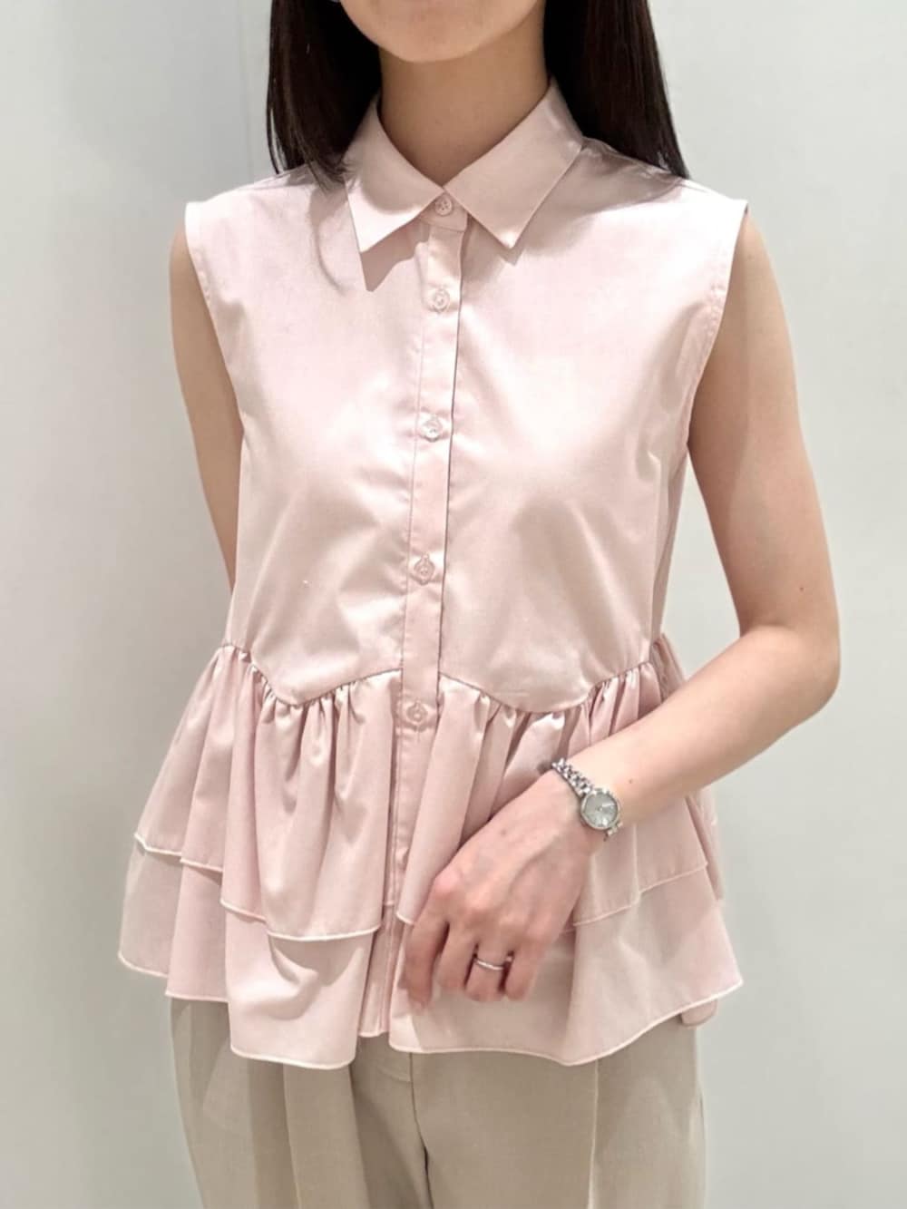 ピンク系のシャツ/ブラウス、ベージュ系のその他パンツ、ホワイト系のトートバッグを着用したレディースの夏コーディネートの6枚目の写真