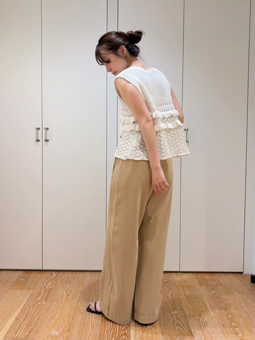 ホワイト系のニット/セーター、イエロー系のその他パンツを着用したレディースの夏コーディネートの4枚目の写真