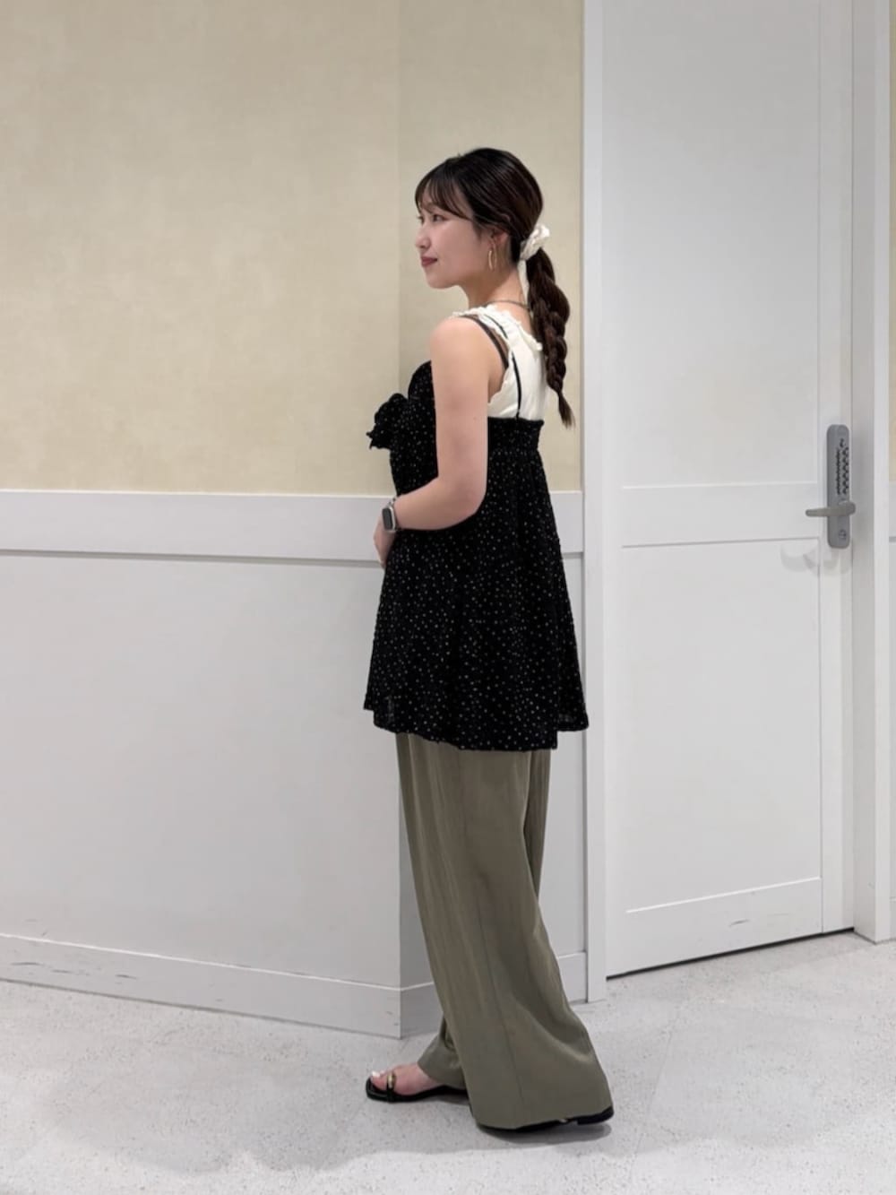 グリーン系のその他パンツ、ホワイト系のタンクトップ、ブラック系のキャミソールを着用したレディースの夏コーディネートの2枚目の写真