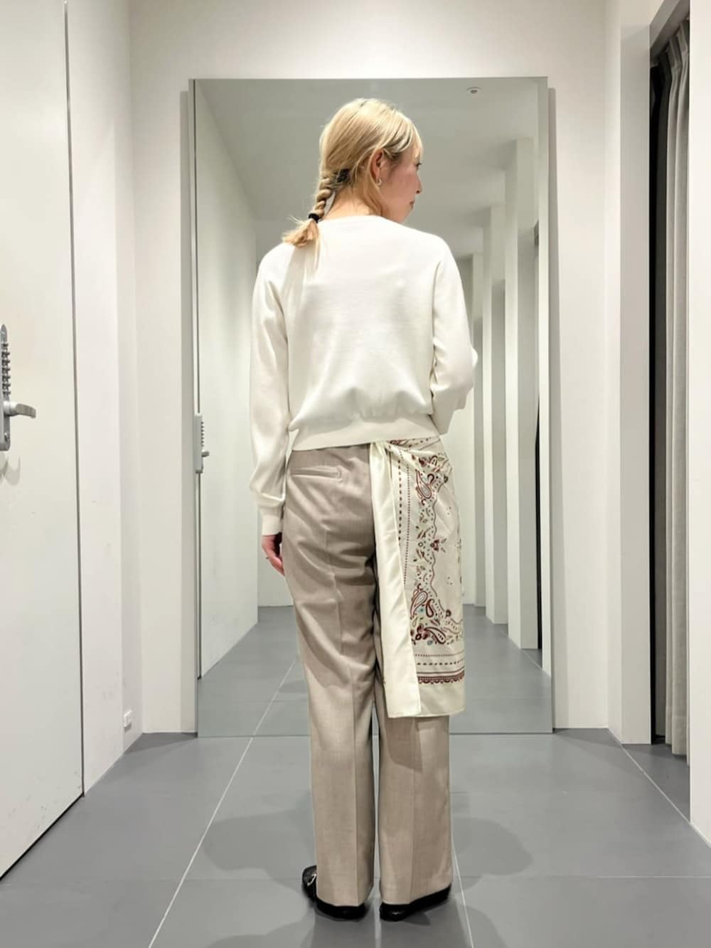 ホワイト系のカーディガン/ボレロ、ベージュ系のその他パンツ、ベージュ系のバンダナ/スカーフを着用したレディースの春コーディネートの3枚目の写真