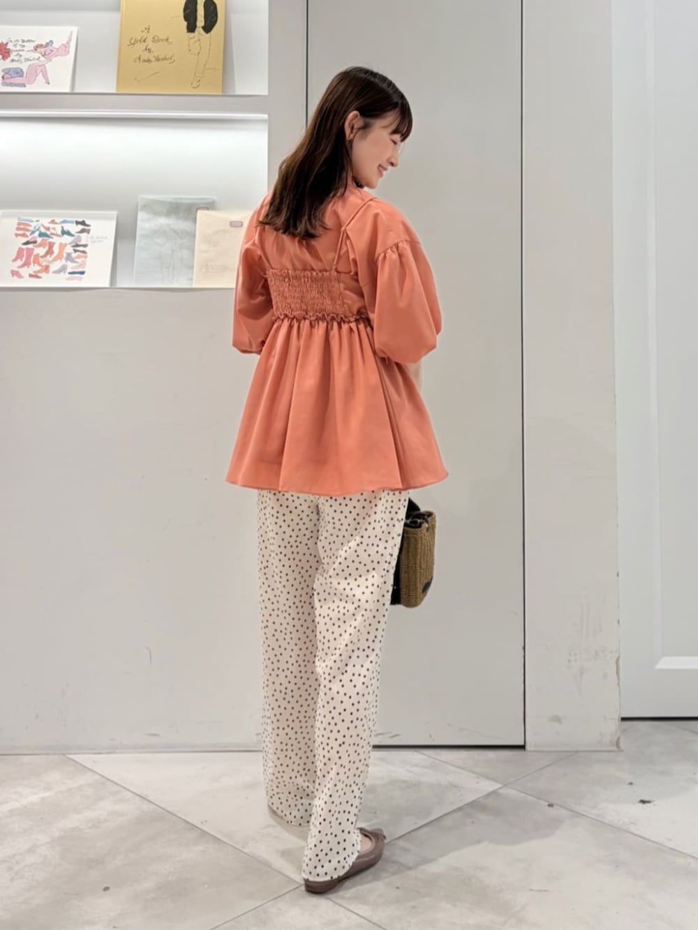 ホワイト系のその他パンツ、ブラック系のかごバッグ、オレンジ系のシャツ/ブラウスを着用したレディースの夏コーディネートの5枚目の写真