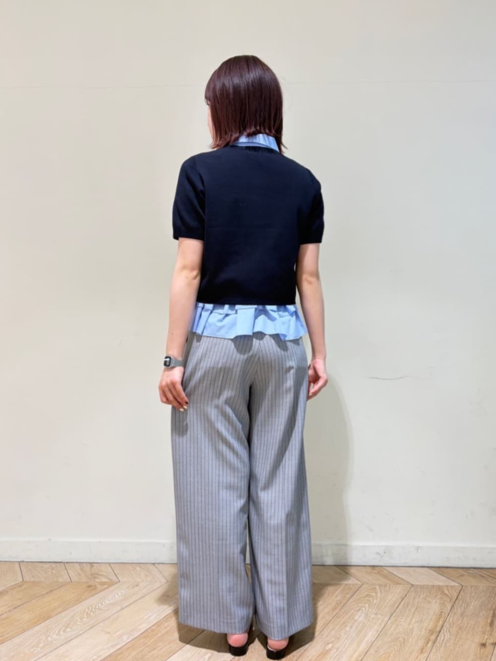 ブラック系のローファー、ブルー系のカーディガン/ボレロ、ブルー系のシャツ/ブラウスを着用したレディースの春コーディネートの3枚目の写真