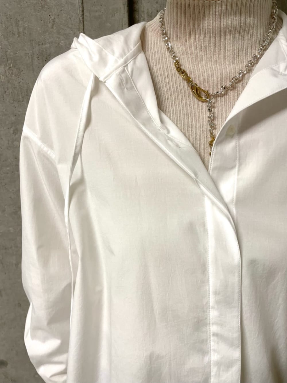 ホワイト系のニット/セーター、ホワイト系のブルゾン、ベージュ系のその他パンツを着用したレディースの春コーディネートの6枚目の写真