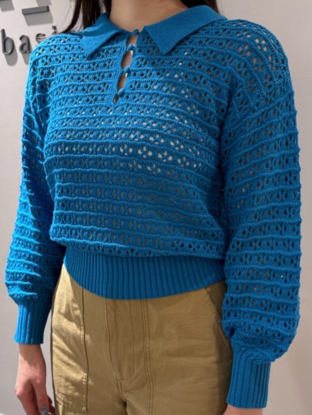 ブラック系のバレエシューズ、ブルー系のポロシャツ、ベージュ系のその他パンツを着用したレディースの春コーディネートの5枚目の写真