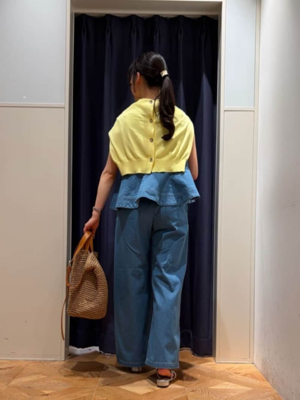 ブルー系のシャツ/ブラウス、ブルー系のデニムパンツ、イエロー系のカーディガン/ボレロを着用したレディースの春コーディネートの3枚目の写真