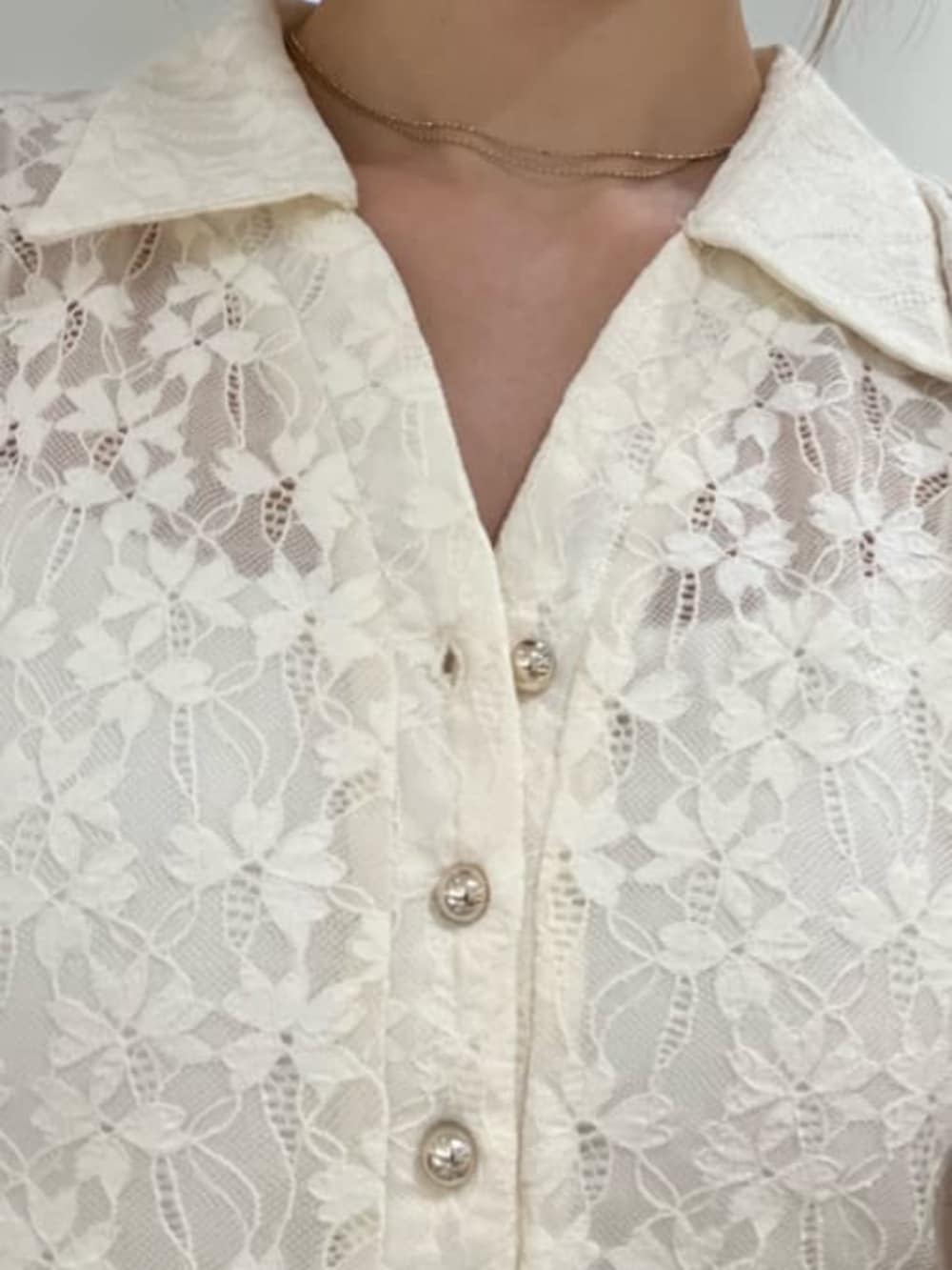 ホワイト系のシャツワンピース、ホワイト系のキャミソール、ブルー系のデニムパンツを着用したレディースの春コーディネートの5枚目の写真