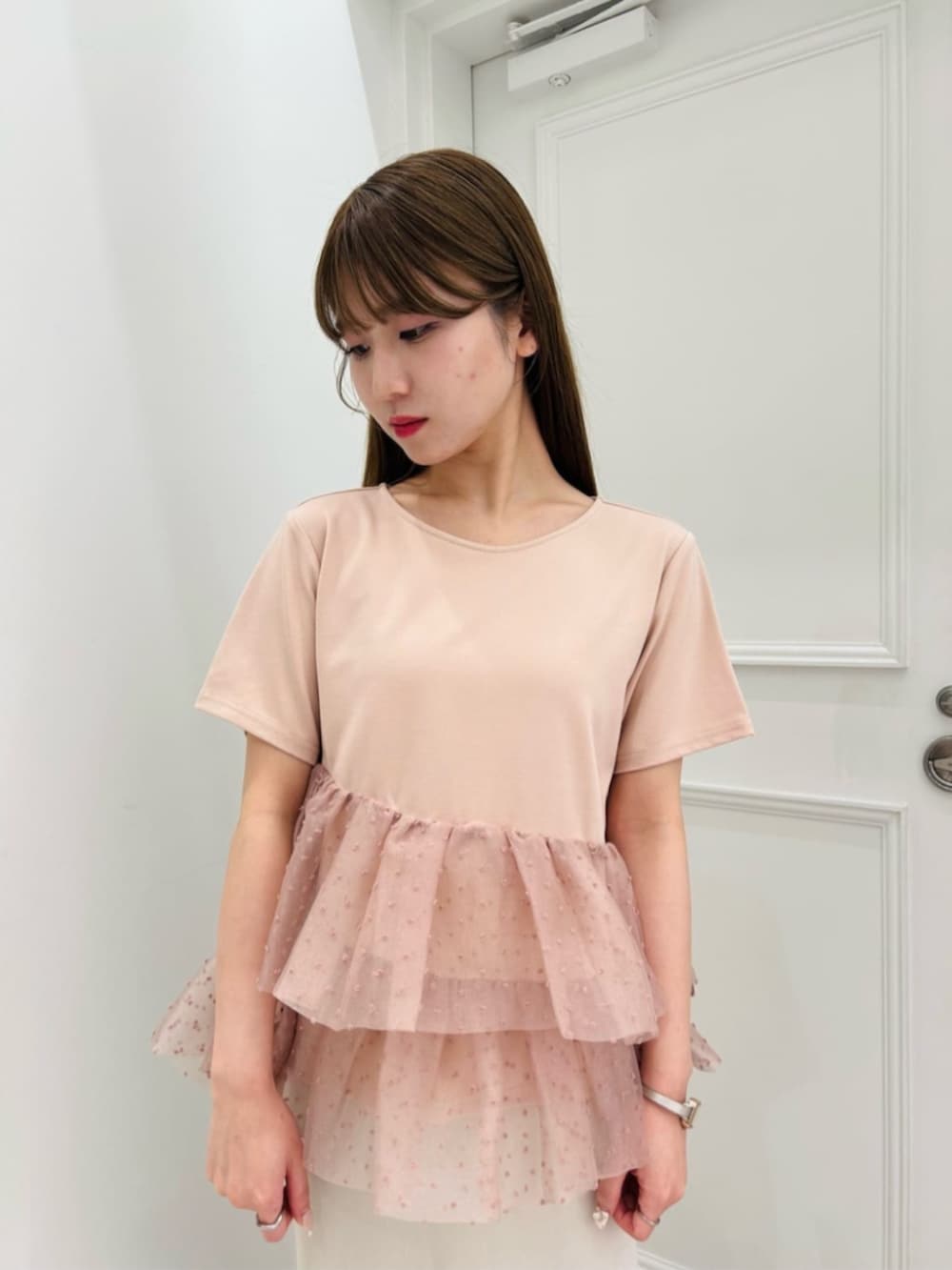 ベージュ系のTシャツ/カットソー、ホワイト系のスカートを着用したレディースの春コーディネートの5枚目の写真