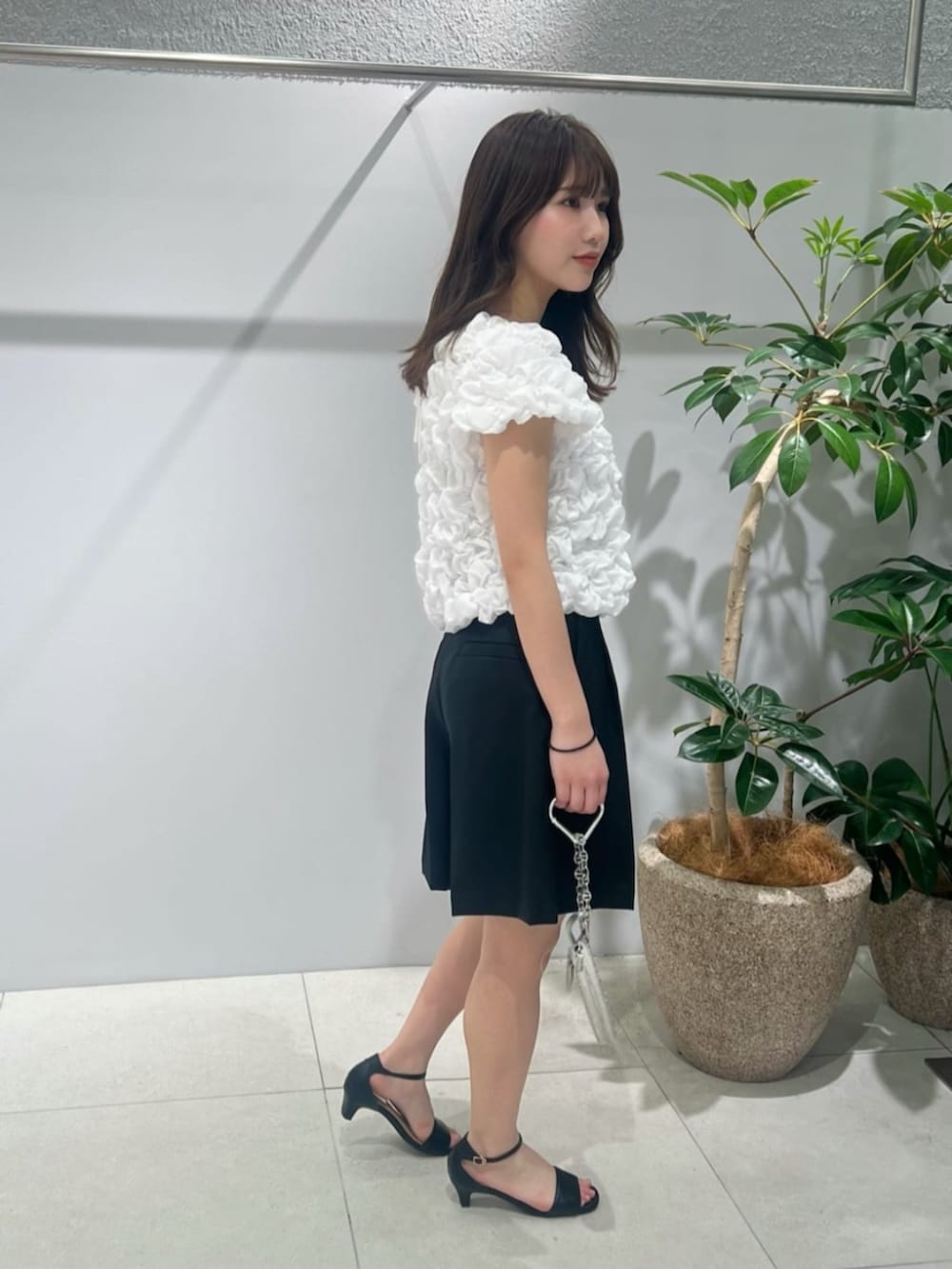 ブラック系のサンダル、ホワイト系のシャツ/ブラウス、ブラック系のその他パンツを着用したレディースの夏コーディネートの2枚目の写真