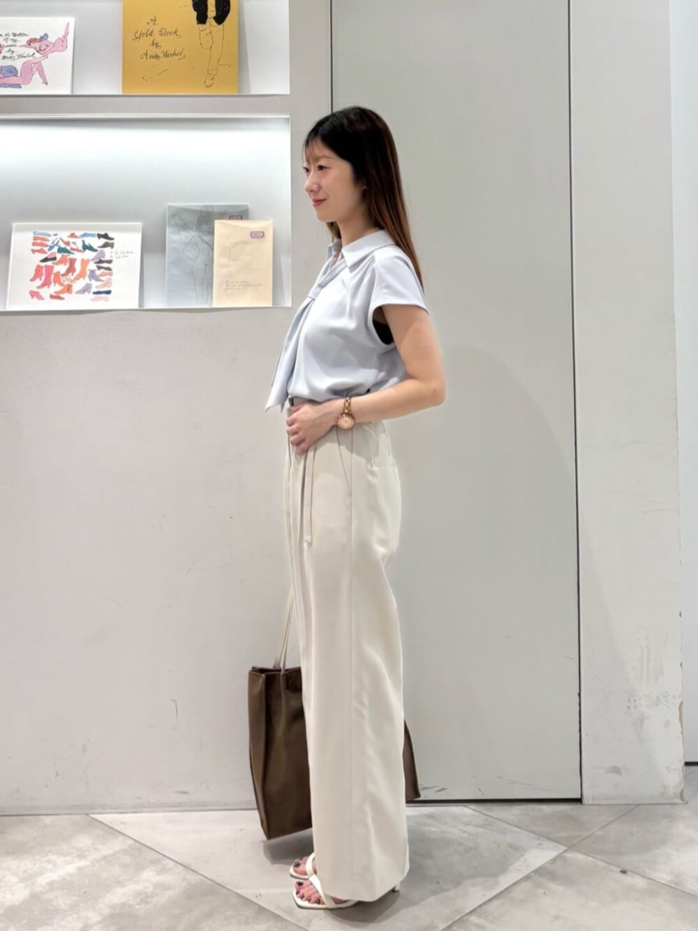 ベージュ系のその他パンツ、ブルー系のシャツ/ブラウス、ベージュ系のトートバッグを着用したレディースの夏コーディネートの5枚目の写真