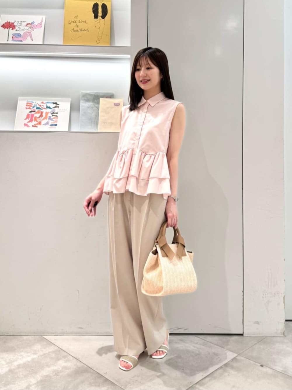 ピンク系のシャツ/ブラウス、ベージュ系のその他パンツ、ホワイト系のトートバッグを着用したレディースの夏コーディネートの3枚目の写真