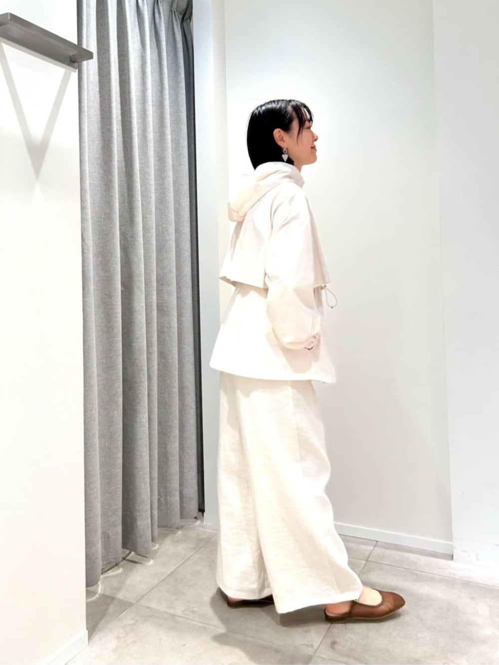 ホワイト系のブルゾン、ホワイト系のカーディガン/ボレロ、ホワイト系のその他パンツを着用したレディースの春コーディネートの5枚目の写真