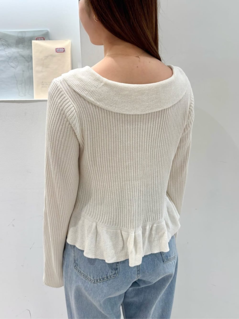 ホワイト系のカーディガン/ボレロ、ブルー系のデニムパンツ、ベージュ系のボストンバッグを着用したレディースの春コーディネートの5枚目の写真